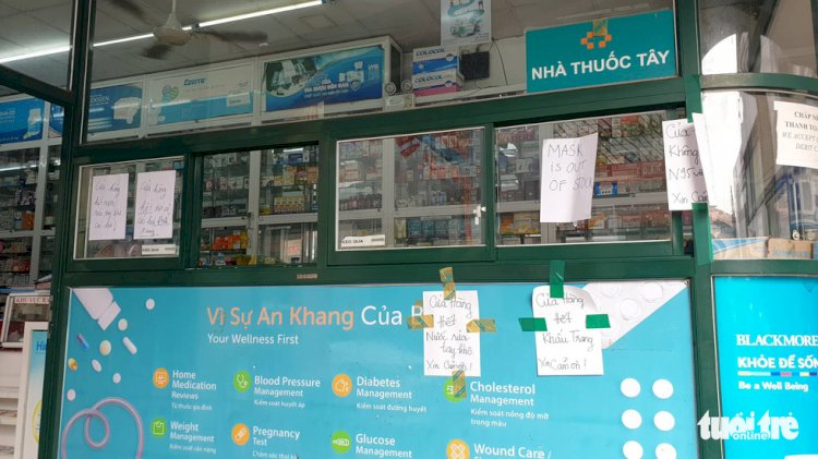 Khẩu trang y tế, nước rửa tay loạn giá, cháy hàng vì virus corona